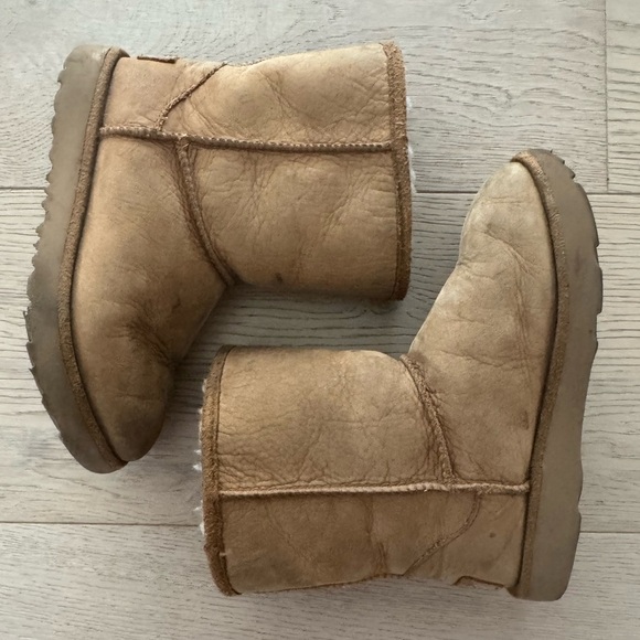Kids UGG Classic size 12 Big Kids - Picture 1 of 8